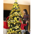 Weihnachtsbaum mit Dekorationskugeln
